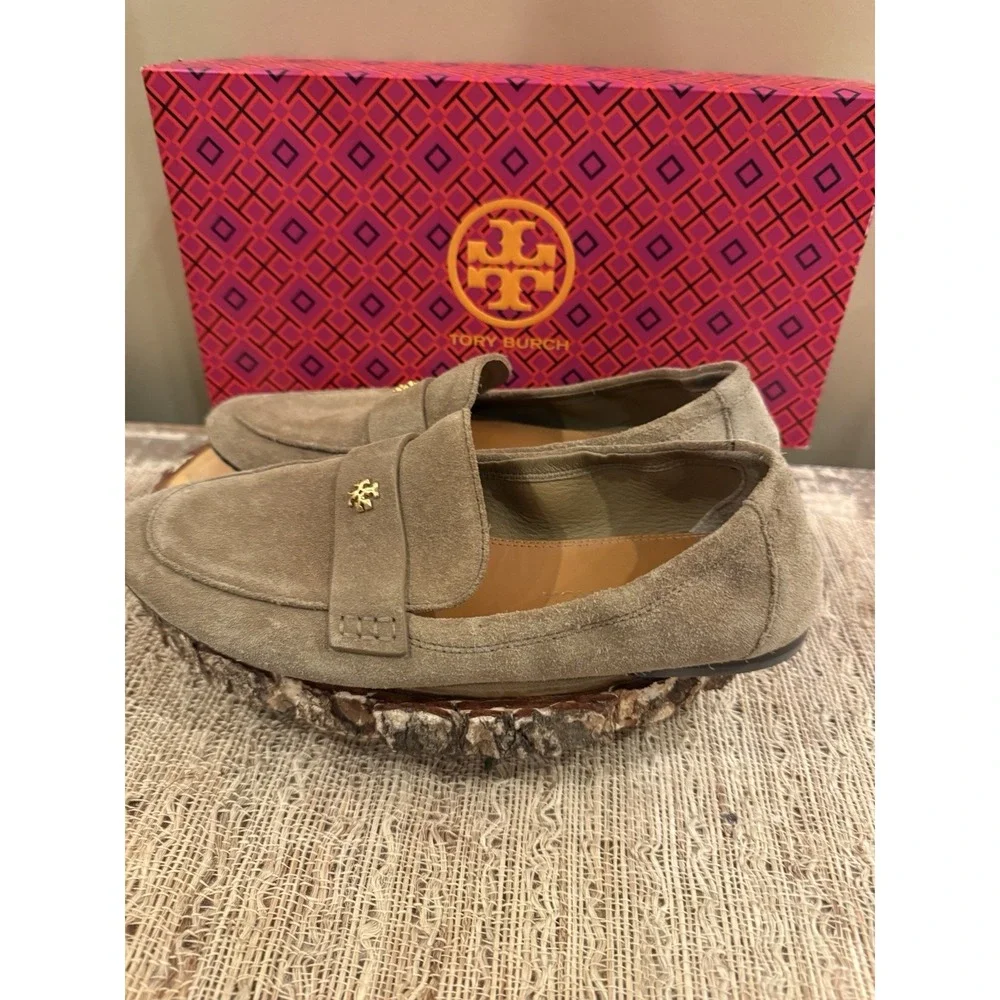 Tory Burch Ballet Loafer River Rock Size 8M 87258 Driving Shoes Suede Gold Logo